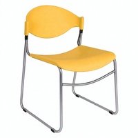 Chaise de conférence jaune avec assise en plastique moulé, dossier incurvé et base en acier, idéale pour les salles de réunion et les salles de classe