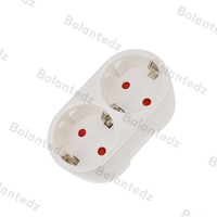 Adaptateur de prise Schuko UE vers Royaume-Uni 2 broches à 3 broches 2 voies Adaptateur de prise de voyage européen vers Royaume-Uni 13A 250V Double convertisseur d'extension Euro