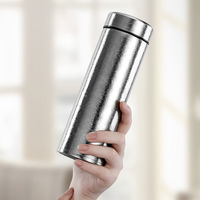 Meilleures ventes dans le monde entier Meilleures bouteilles d'eau à double isolation en titane pur Capacité de 18oz pour la santé à l'intérieur de l'extérieur Protection
