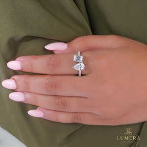 Bague de fiançailles Toi et Moi avec diamant de laboratoire taille poire et taille émeraude, et alliance de mariage éternité micro-pavée pour femme - Product Image 1