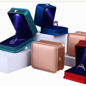 Estuche de Anillo de Compromiso de Joyería con Colgante Estampado, Cierre de Hebilla Simple Cuadrado de PU Azul Oscuro de Lujo, Empaque de Anillo de Boda Vintage - Product Image 3