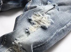 2022 Potongan Harga Jeans Denim Pria, Jeans Denim Pria Biru Lurus Kaki Ketat Tambalan Cetak Huruf Kulit Lubang Cuci Jalanan Tinggi