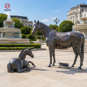 Sculpture <span class=keywords><strong>de</strong></span> cheval et <span class=keywords><strong>de</strong></span> poulain en bronze, statue <span class=keywords><strong>de</strong></span> cheval en bronze coulé, décoration <span class=keywords><strong>de</strong></span> jardin, <span class=keywords><strong>de</strong></span> place publique et <span class=keywords><strong>de</strong></span> <span class=keywords><strong>paysage</strong></span> extérieur - Product Image 1