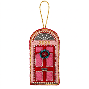 Adorno de Puerta Bordado a Mano 2026, Decoración Navideña con Cuentas Rojas y Rosas, Accesorio Artesanal - Product Image 1
