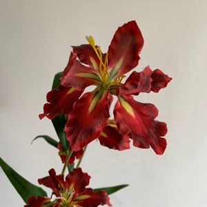 LO-1270 Vente en gros, Tige de lys Gloriosa artificiel bordeaux à 3 têtes, Branche de lys flamme en soie vintage pour centre de table de mariage - Product Image 4