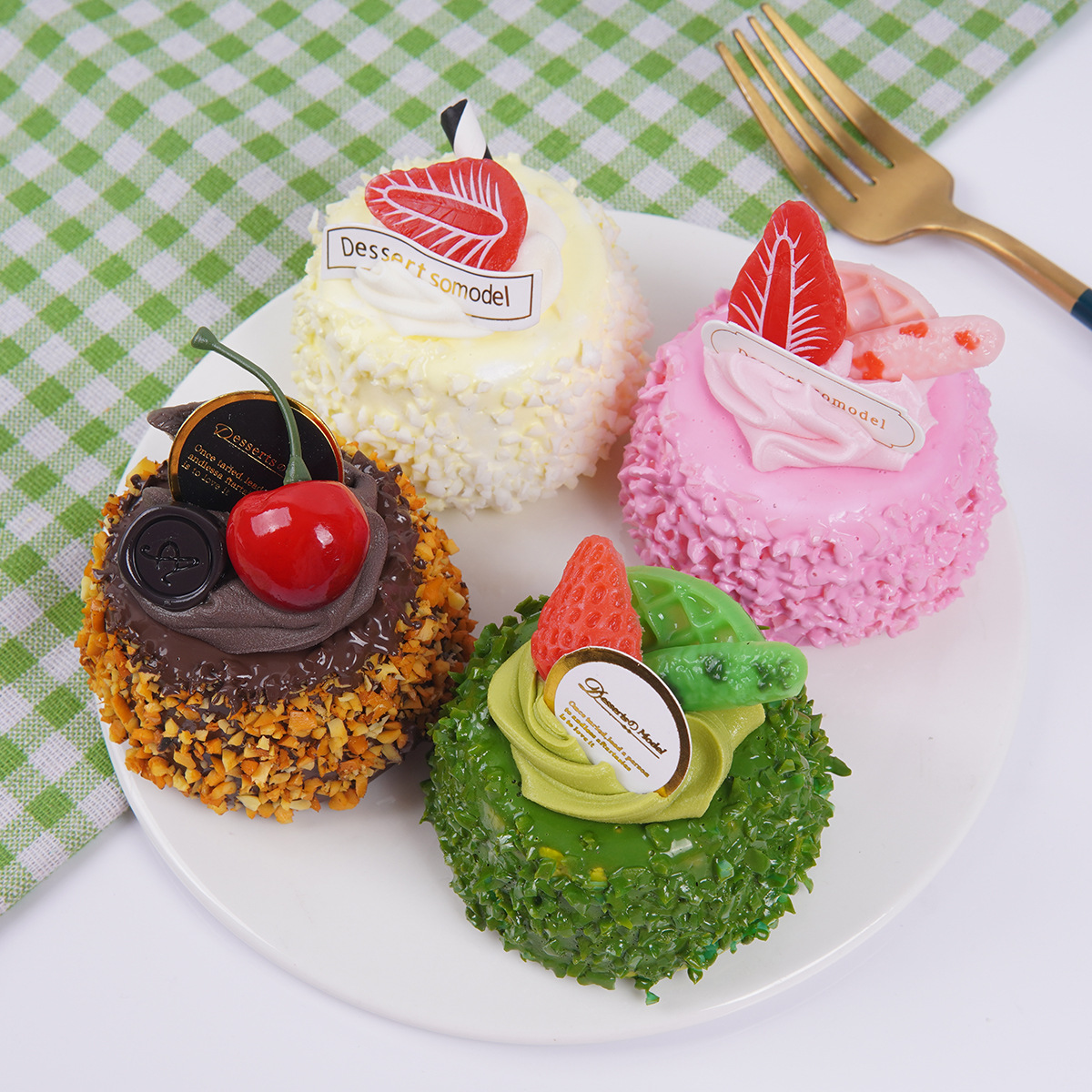 Un juego de 4 imanes de nevera no repetitivos.