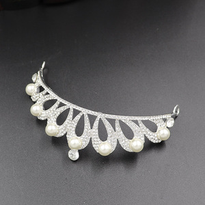 Diadème de Mariage Traditionnel en Perles Royales, Couronne Scintillante en Strass Argentés, Coiffe de Mariée Sophistiquée à Arche pour Occasions Spéciales - Product Image 6