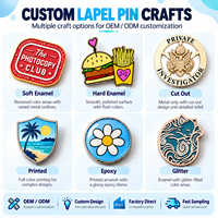 Broche personnalisée OEM en métal émaillé pour styliste, motif ciseaux et peigne arc-en-ciel, pour coiffeur