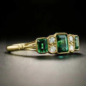 Anello Smeraldo Q500 in Oro Massiccio 18K con Diamante Rotondo Incastonato a Griffe, Gioiello Geometrico da Donna per Fidanzamento - Product Image 2