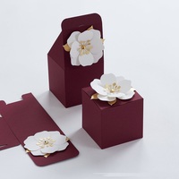 Boîtes à dragées bordeaux avec décoration florale pour mariage, fête nuptiale, baptême, anniversaire et célébration.