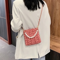 Sac à bandoulière en crochet fait main Hyuna Pearl avec chaîne en fil et bandes de tissu tissées