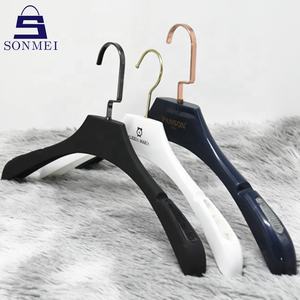 Appendini per abiti in gomma antiscivolo in plastica con gancio nero pistola - Product Image 4