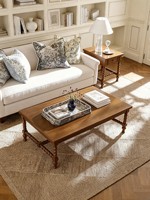 Table basse rectangulaire en bois massif sculpté de style français vintage, ambiance sophistiquée et haut de gamme inspirée du style campagnard américain pour salon