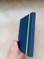 Carnet à couverture rigide avec logo personnalisé de l'entreprise, sangle élastique promotionnelle, reliure parfaite, 120 feuilles, film tactile, avec trois poches
