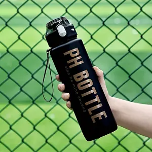 زجاجة بلاستيكية تحفيزية رياضية للصالة الرياضية 32 أونصة مخصصة خالية من مادة bpa غطاء علوي لشرب زجاجة ماء مع علامة للوقت