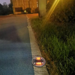 Catarifrangente Stradale Solare LED Bianco IL300 in Alluminio e PC, Impermeabile IP68, per Controllo del Traffico Sotterraneo - Product Image 3