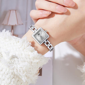 Reloj de pulsera para mujer estilo vintage, esfera cuadrada pequeña, estilo vintage nicho y sofisticado, pequeño reloj plateado - Product Image 3