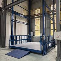 Elevador de Carga con Riel de Guía Multinivel para Manejo de Materiales Industriales