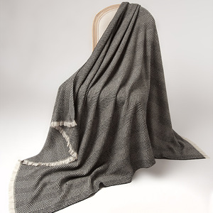 Vente en gros de couvertures d'hiver en laine pure véritable personnalisées pour la literie Couvertures de voyage en cachemire tissé doux pour l'hiver - Product Image 2
