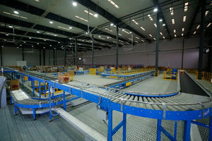 TOSHINE özelleştirilmiş endüstriyel çelik paslanmaz çelik alüminyum için depo lojistik merkezleri için makaralı konveyör sıcak satış - Product Image 3