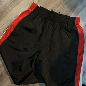 Nuovi <span class=keywords><strong>Pantaloni</strong></span> Sportivi da Uomo Retrò a Blocchi di Colore 2025 - Nero <span class=keywords><strong>con</strong></span> <span class=keywords><strong>Strisce</strong></span> Rosse e Bianche, Ideali per Attività Casual Quotidiane e all'Aperto - Product Image 2