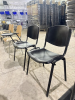 Chaise de conférence empilable OK-510 en PP avec structure en acier noir pour sièges publics