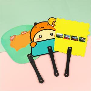 พัดลมพลาสติกขนาดเล็กพับได้พัดลมมือถือพลาสติกขนาดเล็กพับได้ทำจากพลาสติก PP ด้ามจับยาวสำหรับโฆษณาโลโก้ออกแบบได้ตามที่ต้องการ - Product Image 6