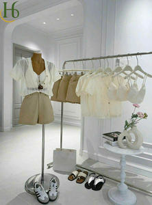 Ensemble d'été respirant en mélange de lin blanc : Veste cintrée à col rabattu et manches courtes, soutien-gorge court à deux bretelles et short nude - Product Image 4