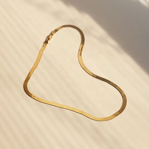 ヨーロッパ系アメリカ人のシンプルなパーソナリティスネークボーンチョーカーネックレス18Kゴールドステンレススチールヘリンボーンチェーンネックレス女性用 - Product Image 3