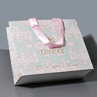 Sac en papier personnalisé pour vêtements Matériaux recyclés avec impression offset Emballage avec logo en feuille d'or Sac En Papier