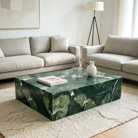 Table basse contemporaine pour salon, table basse en marbre vert avocat, texture peinte sur socle, intérieur résidentiel haut de gamme