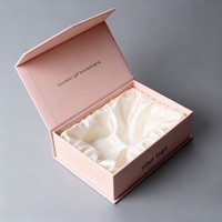 Emballage cadeau cosmétique personnalisé avec doublure en soie tachetée, boîte à fermeture magnétique estampillée or, boîte cadeau parfum haut de gamme embossée UV