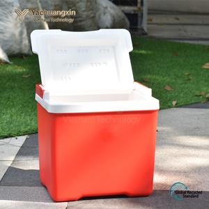 Nevera rectangular roja rotomoldeada de 18L, aislada, con asa para uso en picnics. - Product Image 6