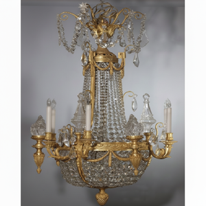 Gran candelabro de cristal escalonado Imperio, marco de latón dorado adornado con prismas en cascada, diseño tradicional, a precios al por mayor - Product Image 1