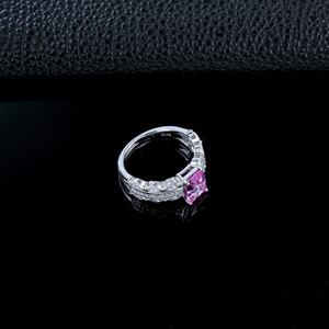 Bague de mariage classique et romantique en argent S925 plaqué rhodium avec saphir rose Paraiba de laboratoire taille émeraude - Product Image 4