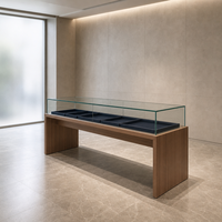 Ensemble d'agencements de présentation pour bijouterie en bois de noyer et bleu marine avec vitrine murale cintrée