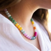 Collier ras du cou fait main en acier inoxydable avec perles abacus et pierres précieuses de calcédoine arc-en-ciel style bohème