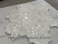 Mosaïque personnalisée en marbre Thassos blanc avec incrustation de nacre pour salle de bain et mur de salon