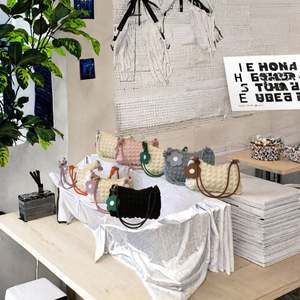 Venta al por mayor de nuevos bolsos de hombro de lona y cuero sintético con diseño de patchwork para mujer con correa ancha - Product Image 3