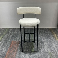 Chaise haute de bar de style moderne, élégante, en tissu avec pieds en métal noir, vente en gros pour la maison, les bars, les centres commerciaux et les hôtels
