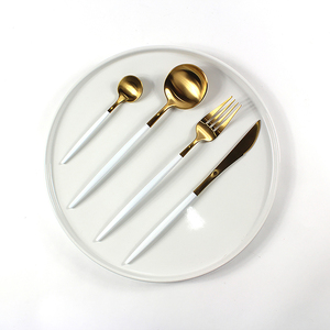 Cao Cấp Nhà Hàng Vàng Dao Kéo Tùy Chỉnh Màu Sắc Xử Lý <span class=keywords><strong>Flatware</strong></span> <span class=keywords><strong>Set</strong></span> Cho Đám Cưới Sơn Màu Trắng Và Vàng Dao Kéo - Product Image 2