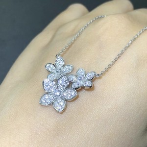 Collana in Oro Bianco con Diamanti per Donna, Design Floreale Romantico, Certificato GIA, Gioielli da Matrimonio, Diamanti Naturali Taglio Brillante Rotondo - Product Image 1