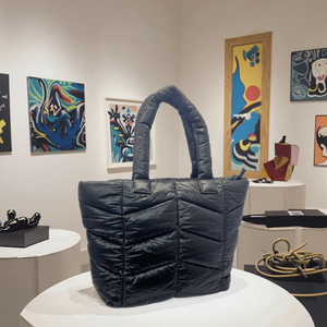 ओएम फैशन की क्विल्ड पंखा महिलाओं के टोटे बैग टिकाऊ हैंडल थोक बेस्पोट लोगो डिजाइनर पुफी क्टिंग बड़े टोटे बीच बैग - Product Image 4