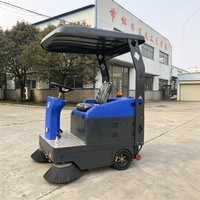 Équipement de balayage industriel robuste pour le nettoyage en profondeur des surfaces extérieures et des routes à forte circulation