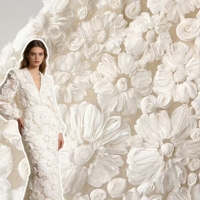 Tissu en polyester tricoté 100% avec broderie ajourée 3D effet rose duveteuse, 200 GSM, largeur moyenne 130 cm, idéal pour robes de mariée et robes de soirée