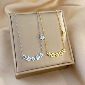 Collar con Colgante de Flor Delicado, Cadena de Aleación de Zinc con Cuentas y Dijes de Margarita Esmaltados, Joyería Moderna Chapada en Oro de 18K para Mujeres y Niñas - Product Image 3