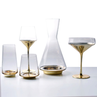 Ensemble de verrerie décorative dorée en gros : carafe, verres à eau, verres à vin, verres à boire, verres à liqueur