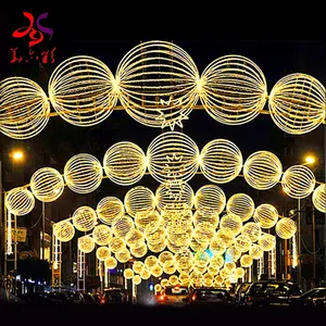 2023 Produk Laris LED Luar Ruangan Bola Natal Besar Motif Melintasi Lampu Jalan untuk Dekorasi Kota Komersial Natal