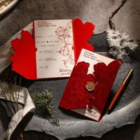Carte d'invitation de mariage de luxe en velours rouge bordeaux, découpée au laser, avec sceau de cire doré