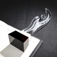 Trophée personnalisé en cristal K9 en forme de flamme, récompense en cristal avec ruban incurvé et base noire, prix gravé au laser pour les entreprises